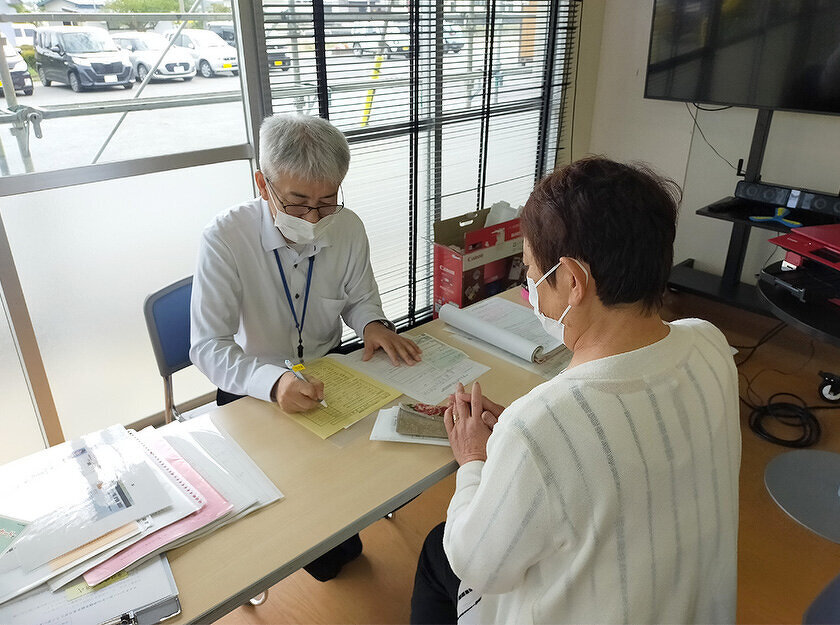 写真：きらきらサロンに併せて行われた、川西町住民課によるマイナンバーカードの出前申請