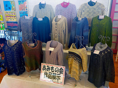 写真：あみもの会作品展示：吉島ふれあい祭2022の様子