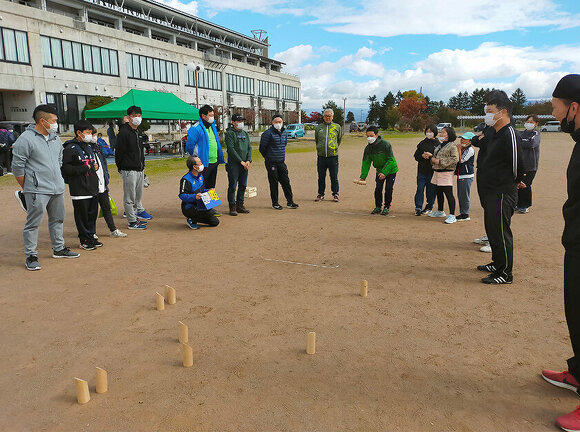 写真：吉島地区のスポーツの祭典「第１回吉島地区スポーツ祭」モルック競技の様子