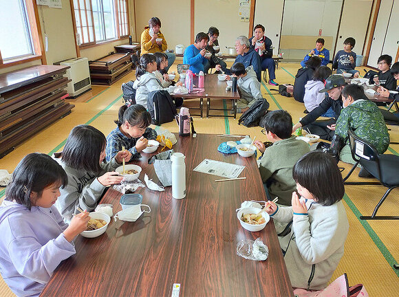 写真：芋煮を食べている様子：第4回わんぱくキッズスクール