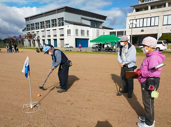 写真：吉島地区のスポーツの祭典「第１回吉島地区スポーツ祭」グラウンドゴルフの様子