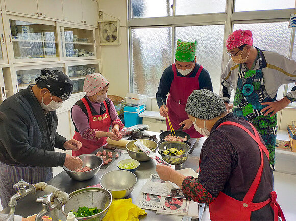 写真：調理の様子：吉島地区趣味の講座その3「お父さんの料理教室」