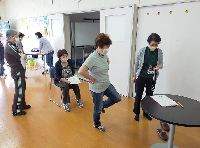 写真：「きらきらサロン」で体力測定をしている