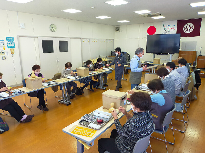 写真：吉島地区趣味の講座その2「ひょうたんランプつくり講習」制作の様子