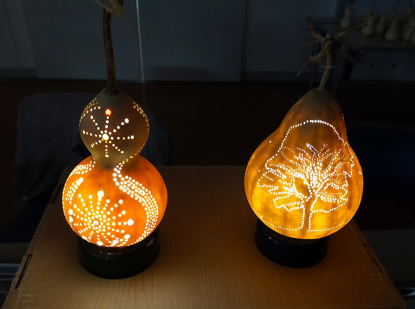 写真：吉島地区趣味の講座その2「ひょうたんランプつくり講習」で作った作品