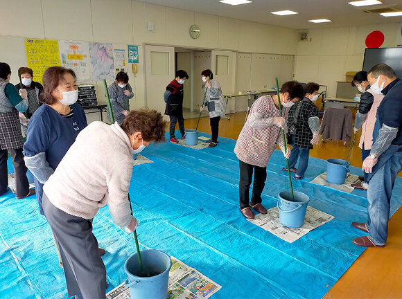 写真：身近な生活環境を考えるエコ活動「ＥＭせっけんづくり講習会」の様子