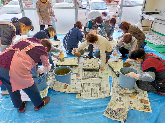 写真：身近な生活環境を考えるエコ活動「ＥＭせっけんづくり講習会」の様子