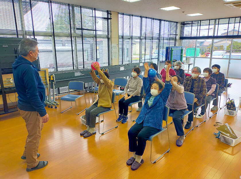 写真：介護予防普及啓発事業「頭と体のリフレッシュ教室」の様子