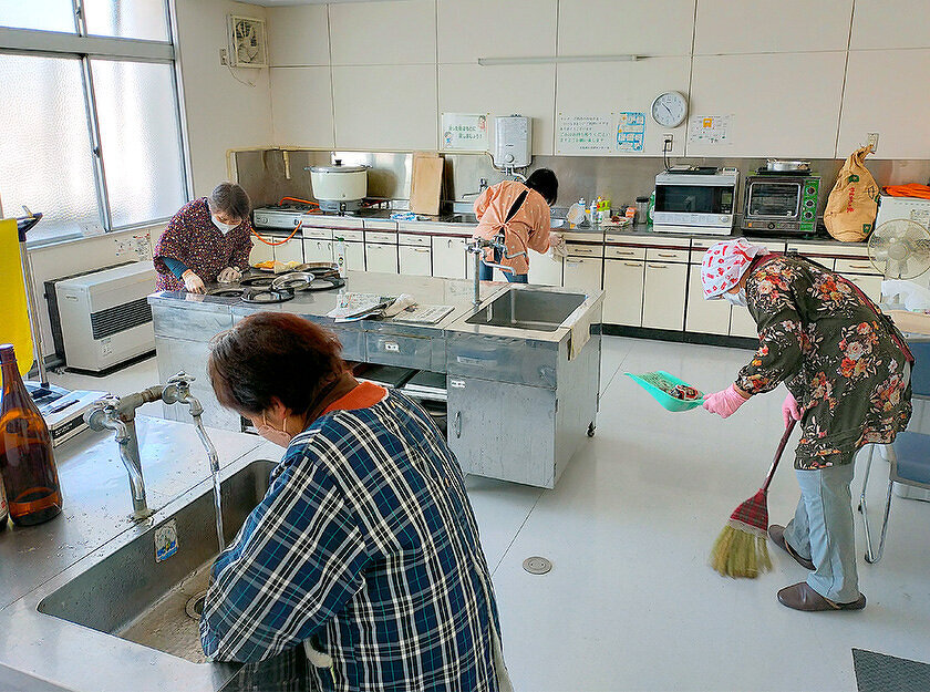 写真：吉島ボランティア会による清掃の様子