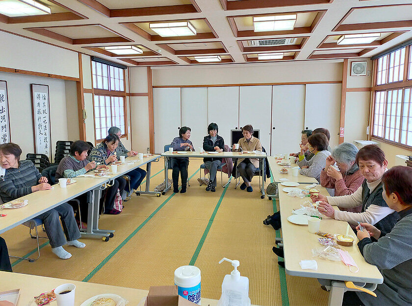 写真：きらきらサロン　年末恒例のおたのしみ会の様子