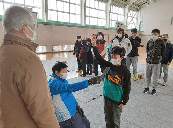 写真：吉島地区冬のスポーツの祭典「冬季スポレク大会開催」選手宣誓の様子