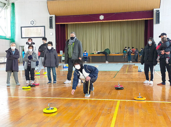 写真：吉島地区冬のスポーツの祭典「冬季スポレク大会開催」カローリングの様子