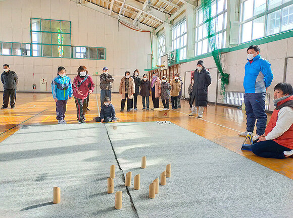 写真：吉島地区冬のスポーツの祭典「冬季スポレク大会開催」モルックの様子