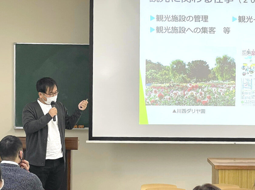 写真：きらりよしじまの”若手実践者”東北大学大学院修士課程で講演している様子