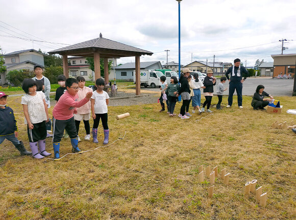 わんぱくキッズスクール：ニュースポーツ「モルック」体験の様子