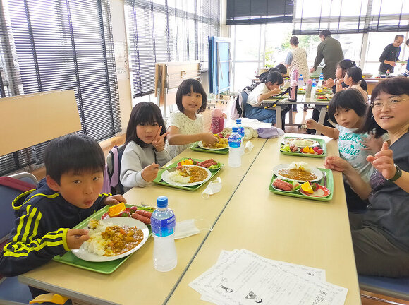 わんぱくキッズスクール：昼食にカレーを食べている様子