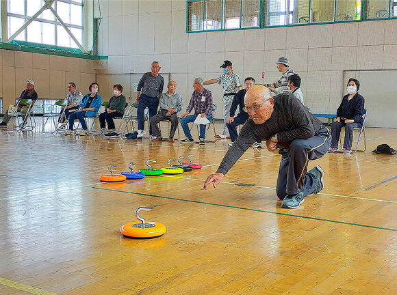 吉島地区シルバー健康レクリエーション大会：競技の様子：カローリング