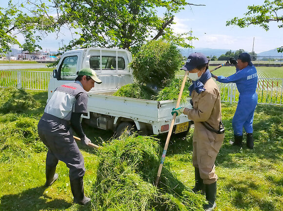 吉島地区緑化推進事業：草刈りの様子