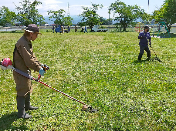 吉島地区緑化推進事業：草刈りの様子