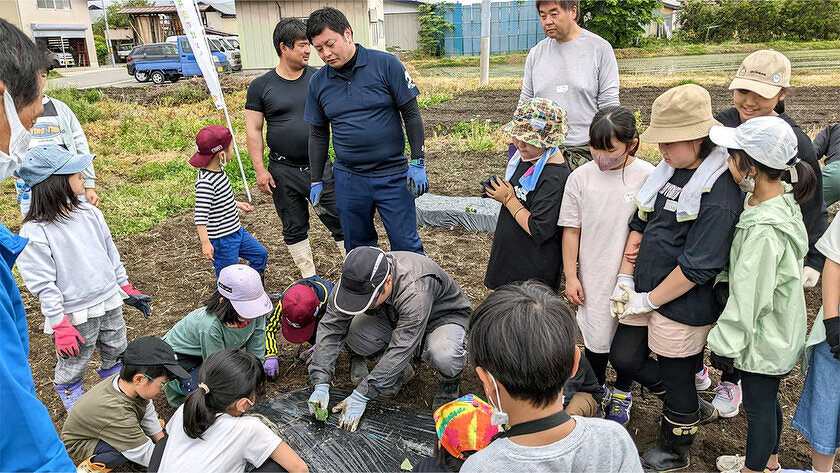 わんぱくキッズスクール：ジャガイモ、さつまいもの苗、里芋の種芋の植え付け、枝豆の種まきの様子