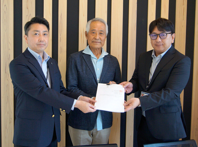 吉島地区要望請願等申請委員会（委員長：松田良弘）が川西町へ吉島地区の要望請願書を提出している様子