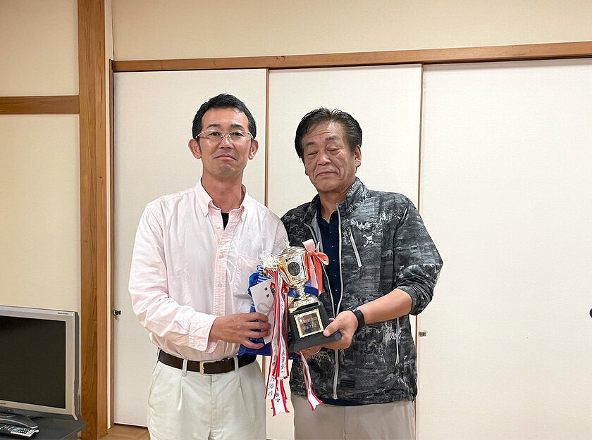 第13回吉島地区世代間交流事業「ゴルフ大会」初優勝小沼善成さん表彰の様子