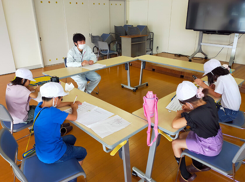 「生活科ちくたんけん」で吉島地区交流センターへ見学に来た吉島小学校の児童に鈴木事務局員がセンターの役割や地域の活動について説明をしている様子