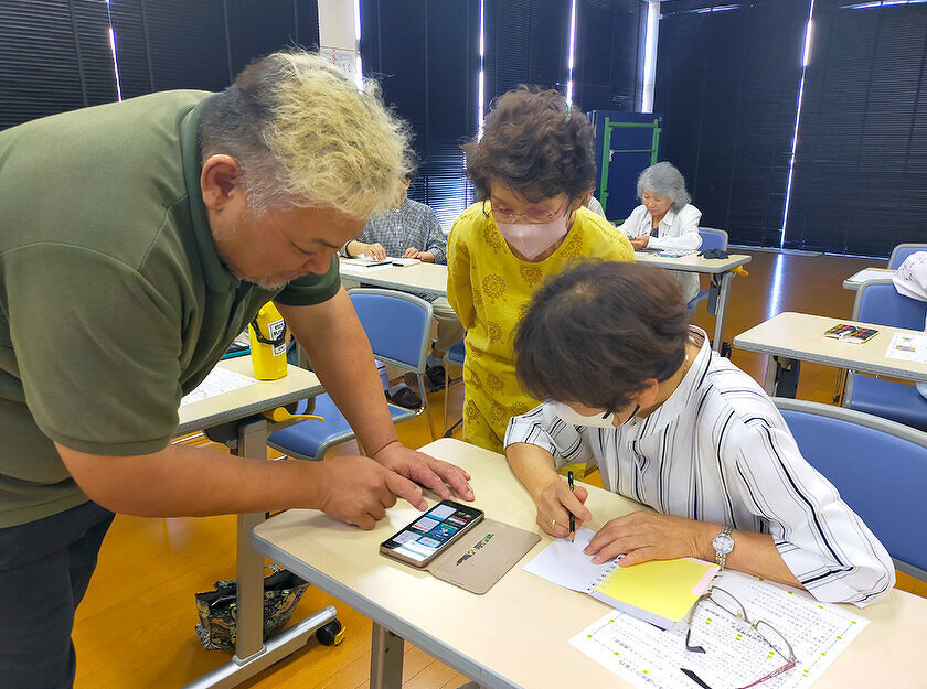 顔を見ながら話そう！ＬＩＮＥ講座の様子