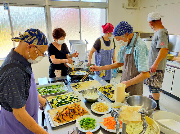 お父さんの料理教室のようす