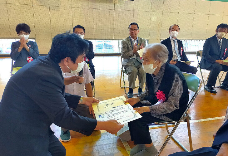 吉島地区敬老会・賀寿伝達式のようす