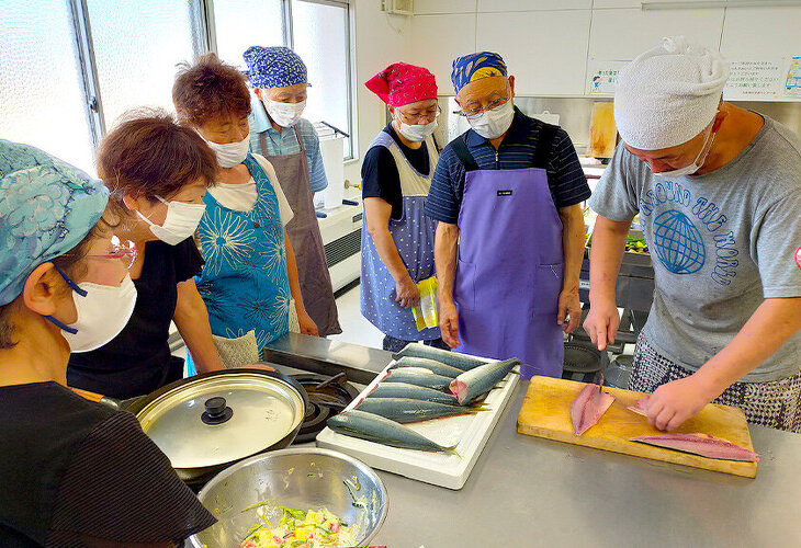 お父さんの料理教室のようす