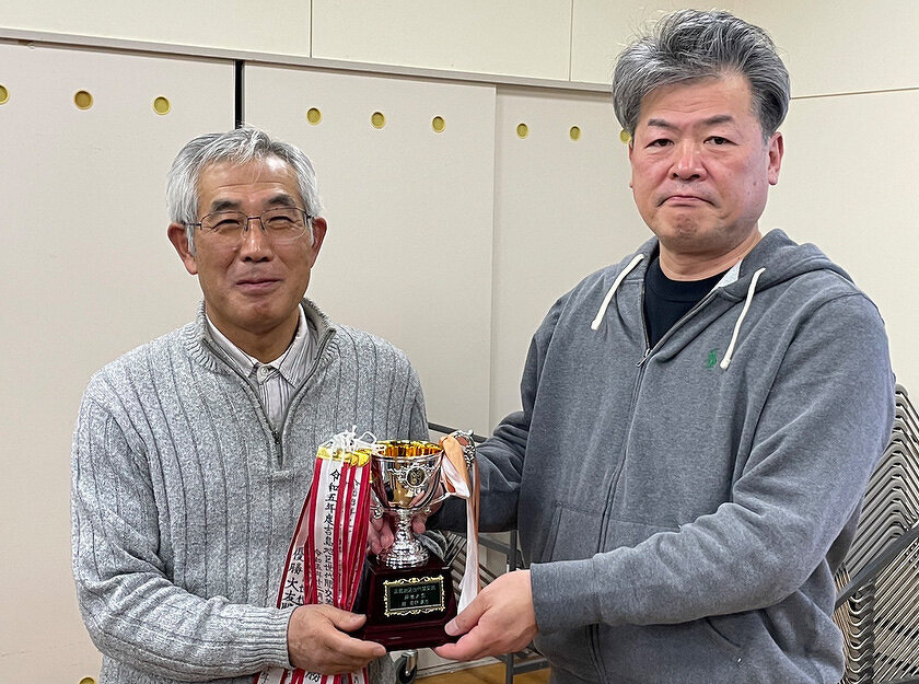 写真：吉島地区世代間交流事業「麻雀大会冬の陣」：優勝、小林正夫さん（上尾長島）