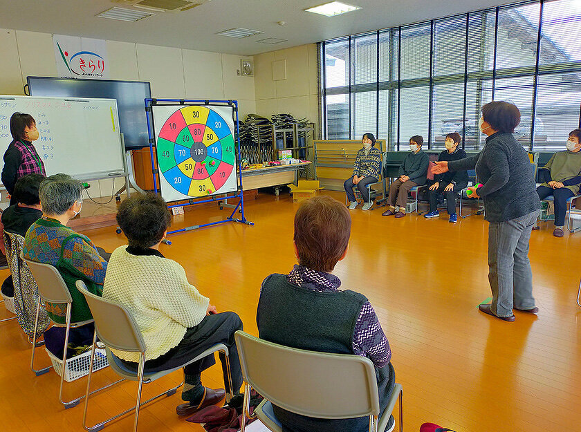 写真：きらきらサロン、年末恒例のおたのしみ会の様子