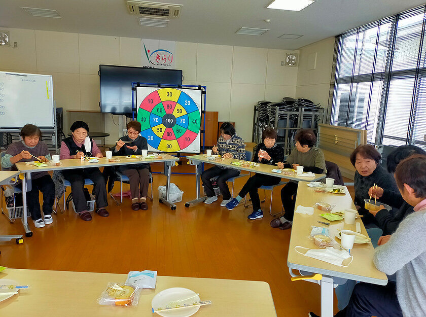 写真：きらきらサロン、年末恒例のおたのしみ会の様子