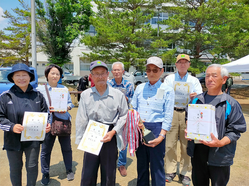 総合優勝（下尾長島）、総合準優勝（下洲島）、総合第三位（三ツ井）のみなさん：吉島地区シルバー健康レクリエーション大会