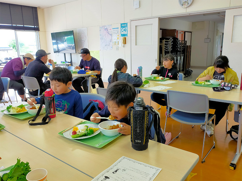 昼食のカレーをみんなでお腹いっぱい食べている様子:わんぱくキッズスクール