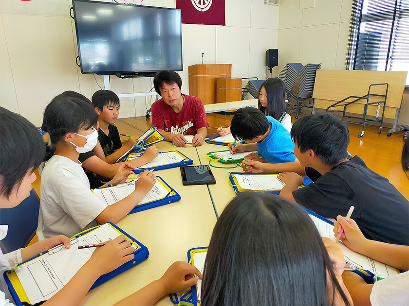 写真:吉島小学校の児童が吉島地区交流センターを見学:インタビューをしている様子