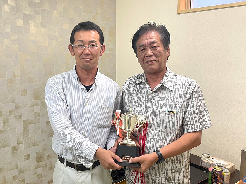 写真：吉島地区世代間交流事業「第14回ゴルフ大会」優勝：小沼善成さん（八ツ口）