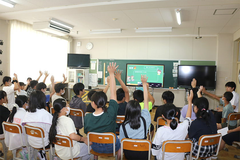 写真：慶応義塾大学看護医療学部「ちょこ健」の授業を受ける児童たち