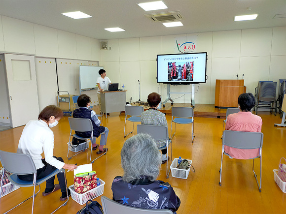 写真：介護予防普及啓発事業：頭と体のリフレッシュ教室の様子