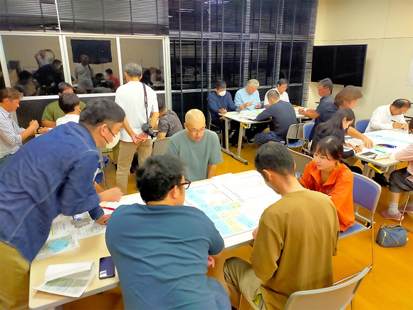 写真：スキルアップ研修会・事業評価活動の様子