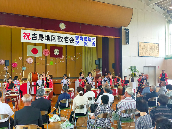 写真：吉島地区敬老会・賀寿伝達式の様子