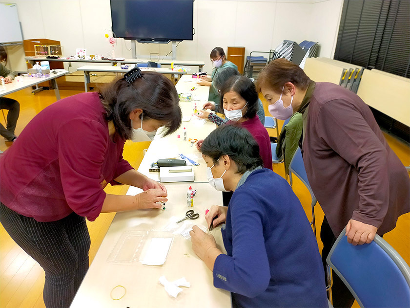 写真；吉島地区趣味の講座「つまみ細工教室」の様子