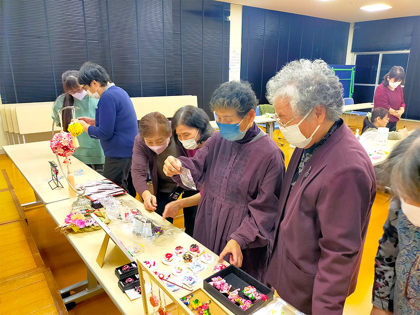 写真；吉島地区趣味の講座「つまみ細工教室」の様子