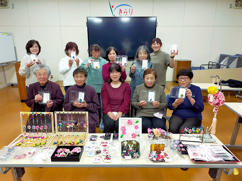 写真；吉島地区趣味の講座「つまみ細工教室」集合写真