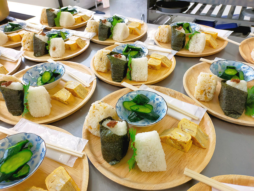 写真：地域食堂「まんま屋」のおにぎり・お漬物・卵焼きのプレート