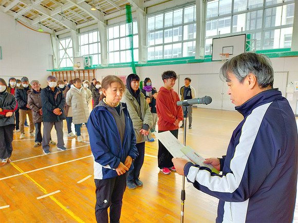 写真：表彰の様子：吉島地区冬季スポーツレクリエーション大会