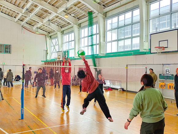 写真：ビーチボールバレーの様子：吉島地区冬季スポーツレクリエーション大会