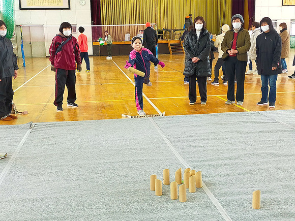 写真：モルックの様子：吉島地区冬季スポーツレクリエーション大会