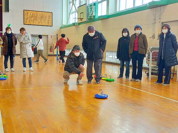 写真：カローリングの様子：吉島地区冬季スポーツレクリエーション大会